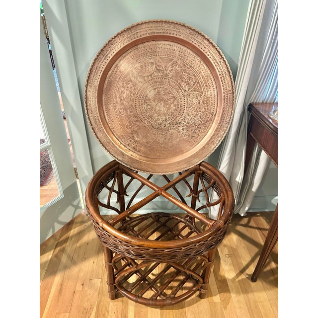 Chinoiserie Early to Mid 20th Century Round Rattan and Wicker Table With Moroccan Etched Brass Tray Top For Sale - Image 3 of 12