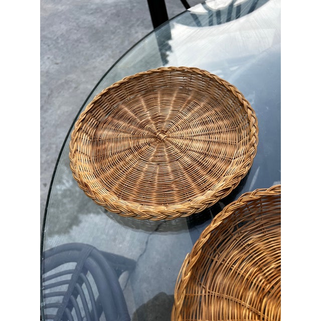 Rustic European 1970s Pair of Decorative Wicker Plates For Sale - Image 3 of 3