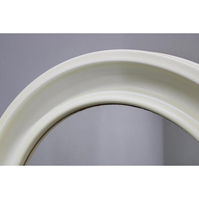 1970s Vintage Italian Round Mirror in Cream White Plastic Frame, 1970s For Sale - Image 5 of 12