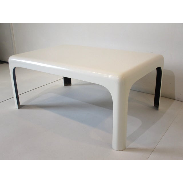 Plastic Spaceage Fiberglass Coffee Table in the Style of Artemide For Sale - Image 7 of 8