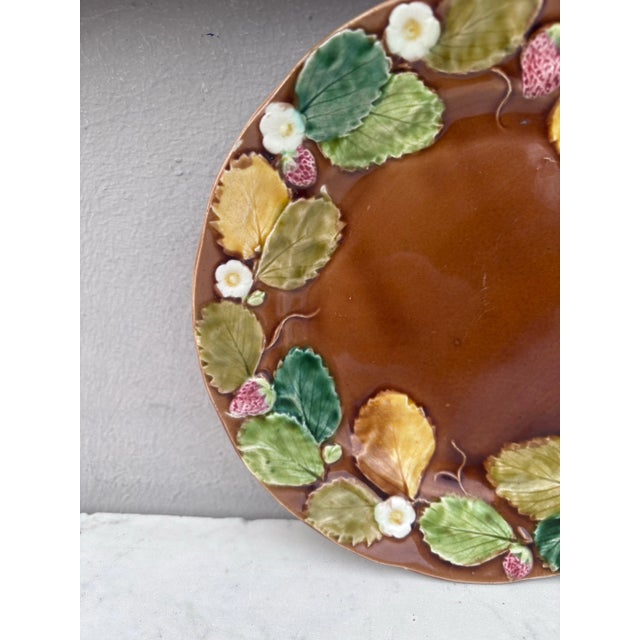 Late 19th Century 19th Century French Majolica Strawberries Plate Luneville For Sale - Image 5 of 7