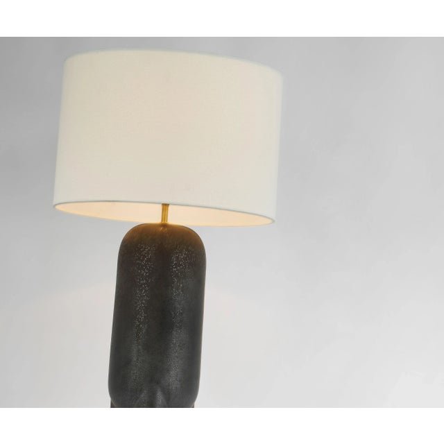 2020s Kelly Wearstler for Visual Comfort Signature Chalon Large Table Lamp in Stained Black Metallic with Linen Shade For Sale - Image 5 of 6