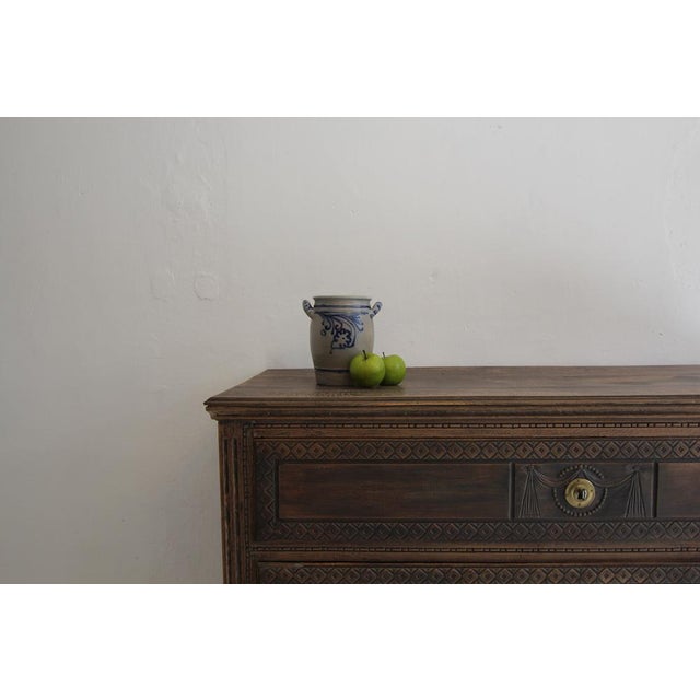 A very decorative German folk art grey stoneware jar with cobalt-blue painting from the 1st half of the 20th century....