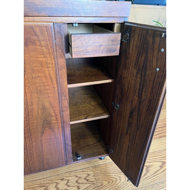 Wood 1960s Mid-Century Modern Founders Walnut Expanding Bar Cart For Sale - Image 7 of 10