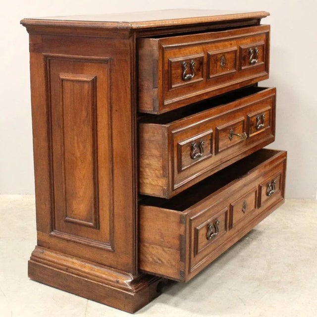 17th Century Italian Cantarano Chest of Drawers in Walnut For Sale - Image 6 of 13