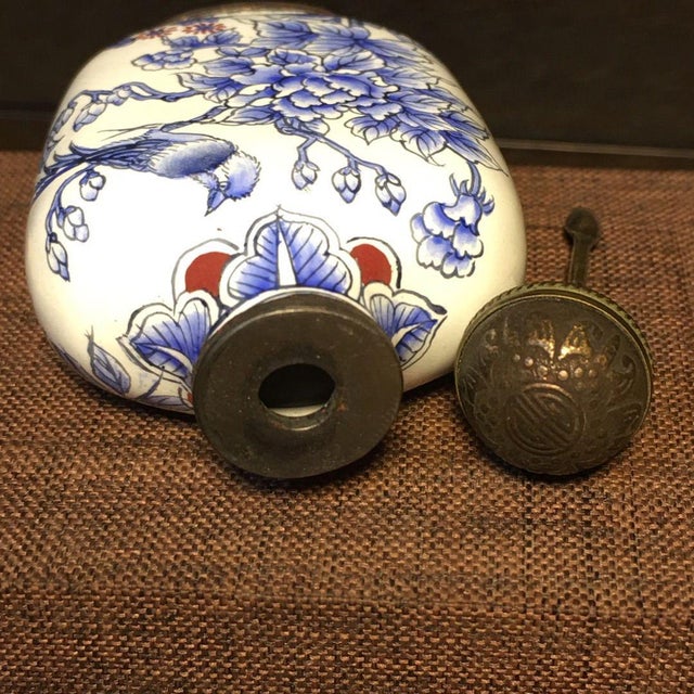 White Vintage Painted Enamel on Copper Snuff Bottle – Blue & White Bird & Peony Motif For Sale - Image 8 of 9