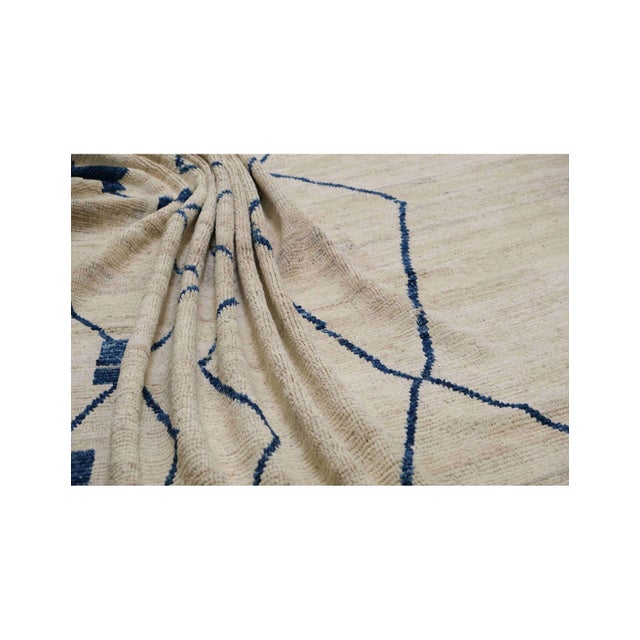 Blue & Cream Oversized Modern Rug For Sale In Los Angeles - Image 6 of 7