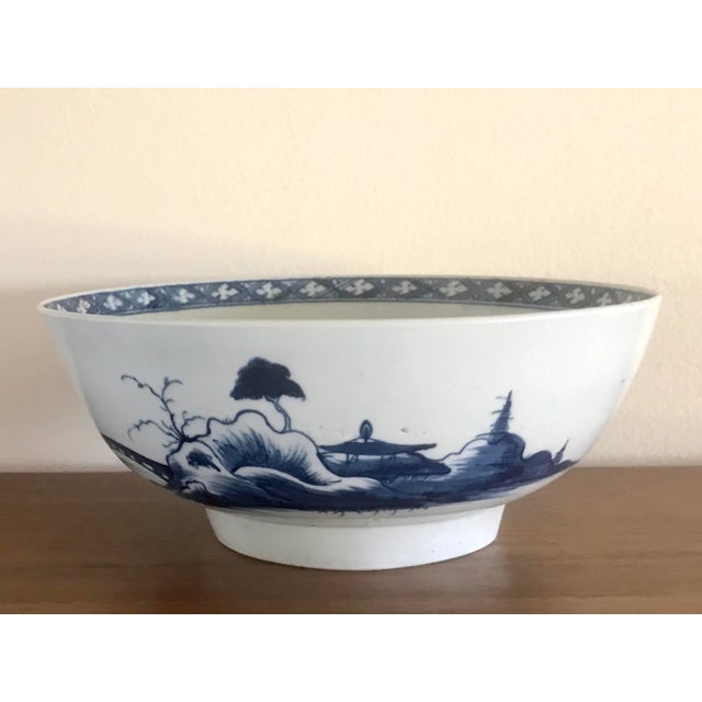 A fine blue in white porcelain bowl in the chinoiserie style. Dating from the first period of Worcester porcelain...