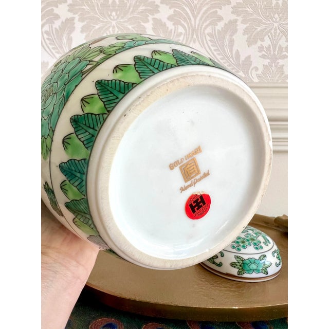 Imari Porcelain Gold Imari Hand-Painted Green Floral & Pheasant Ginger Jar – Japan, Mid 20th Century Porcelain For Sale - Image 4 of 5