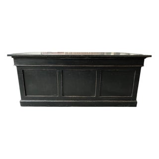 Ilot de magasin recouvert d’une pierre bleue For Sale