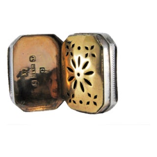 George III Silver and Gold Vinaigrette Box with Geometric Lid Engraving For Sale
