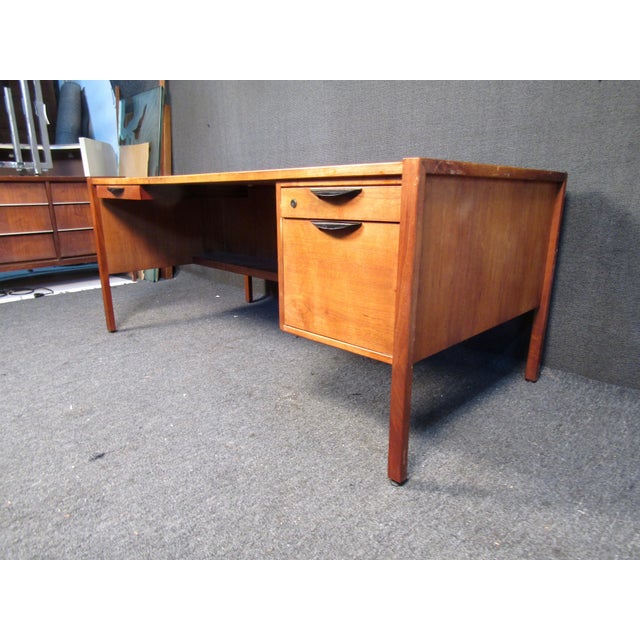 Harvey Probber 1960s Vintage Modern Walnut Writing Desk Attributed to Harvey Probber For Sale - Image 4 of 9