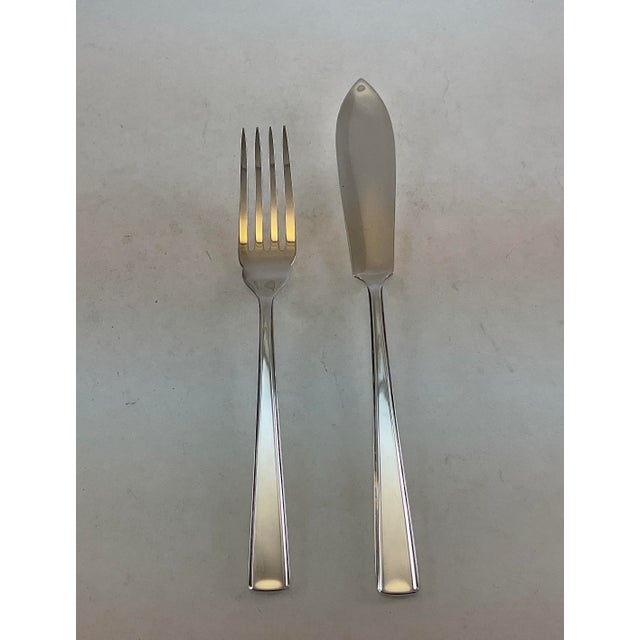 Traditional 1980s Silver Plated 12 Pair Fish Eaters, Fish Forks & Fish Knives, Leighton - 24 pcs For Sale - Image 3 of 15