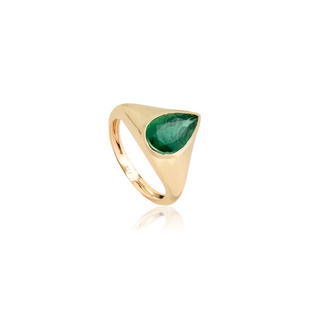 2.67ct Chunky Pear-Cut Emerald Contemporary Dome Ring in 18k Yellow Gold Size 7 For Sale - Image 4 of 15