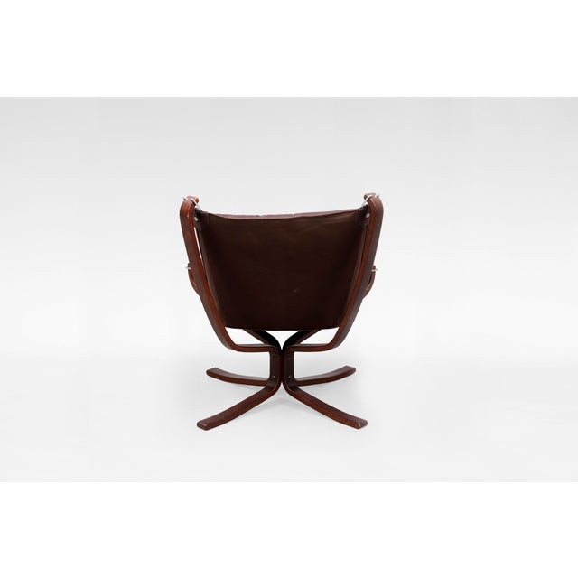 1970s Set of Vintage Falcon Chairs and Ottoman in Brown Leather and Plywood by Sigurd Ressell for Vatne Møbler, 1970s For Sale - Image 5 of 7