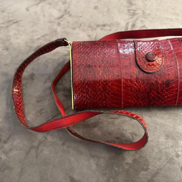 1970s A 1970s Textured Red Leather and Brass Italian Shoulder Bag For Sale - Image 5 of 12