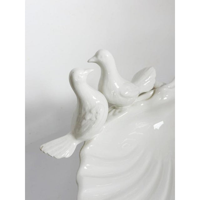 Large White Ceramic Seashell Catchall with Bird Decoration, 1960 For Sale - Image 4 of 12