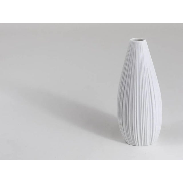 Ceramic White Relief Striped Porcelain Vase attributed to Martin Freyer for Rosenthal, Germany, 1960s For Sale - Image 7 of 11