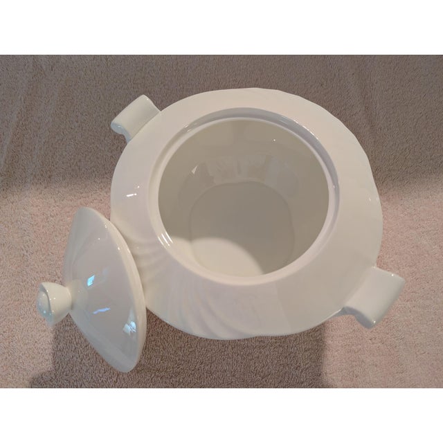 Contemporary 1980s Villeroy & Boch "Arco Weiss" 1.5 Qt Covered Vegetable Dish For Sale - Image 3 of 15