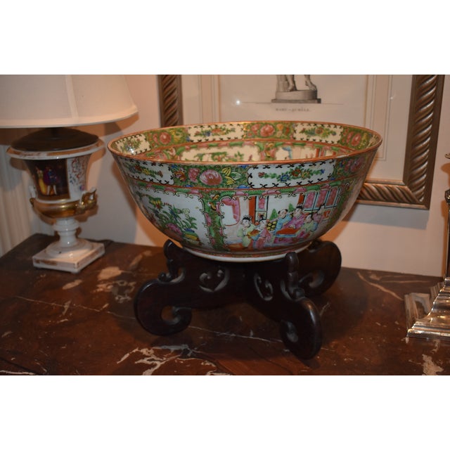 Chinese Export Rose Medallion Punch Bowl of the 19th Century For Sale - Image 4 of 8