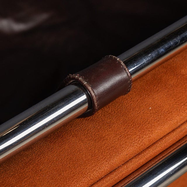 A superb italian brown leather sofa from the 20th century. Dubbed the “stringa,” this masterpiece was crafted and...