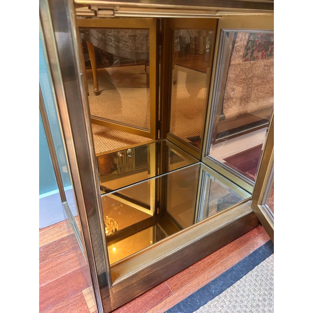 Vintage 1970s MasterCraft-like Brass and Glass Vitrine Display Cabinet For Sale In Seattle - Image 6 of 9