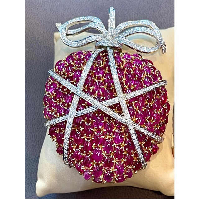 Metal Gia Certified Natural 50 Ct Ceylon Nh Ruby & 8 Ct Diamond Apple 18 K Pin/Brooch For Sale - Image 7 of 8