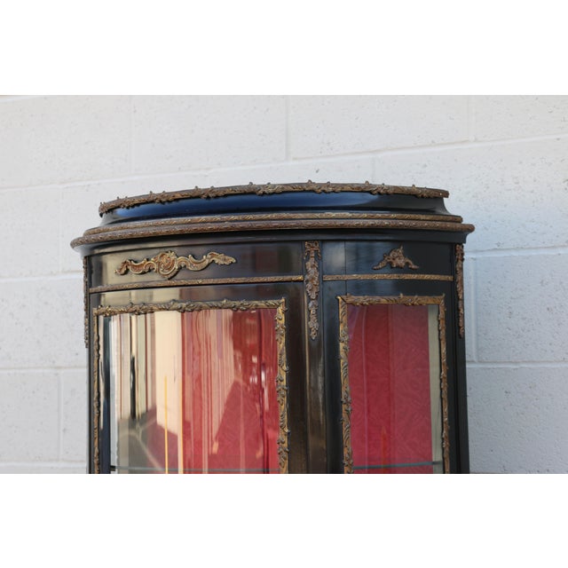 Black French Louis XV Style Ormolu Mounted Hand-Painted Curved Glass Vitrine Display Cabinet, 1940s For Sale - Image 8 of 18