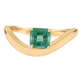 VRJewels Square-Cut Solitaire Emerald Wave Band Ring Size 6.5 in 14k Yellow Gold For Sale