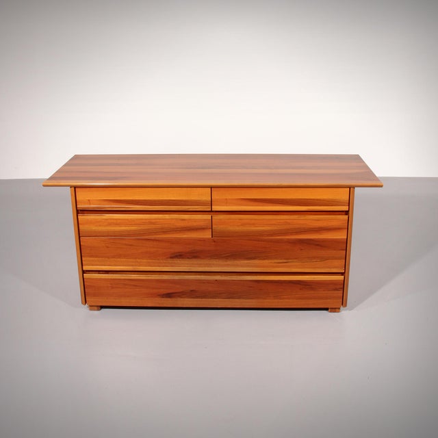 Chest of drawers, walnut, Italy, 1970s This Italian chest of drawers from the 1970s showcases a design rooted in modernist...