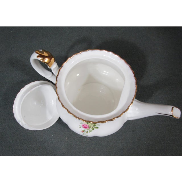 White Royal Albert “Old Country Roses” 6-Cup 48 Oz Bone China Teapot – Made in England (C) 1962 For Sale - Image 8 of 10