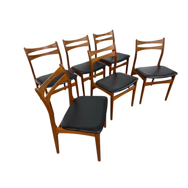 Elevate your dining space with this stunning set of six Mid-Century Danish Modern teak dining chairs, showcasing the...