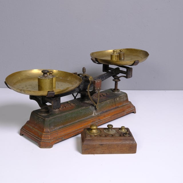 Commercial scale made at the end of the 19th century in france. it was a scale used by merchants for retail sales. brass...