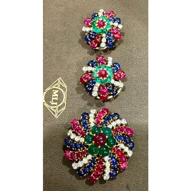 18K Yellow Gold Diamonds, Sapphire & Emeralds Earrings And A Brooch Jewelry Set For Sale - Image 9 of 18