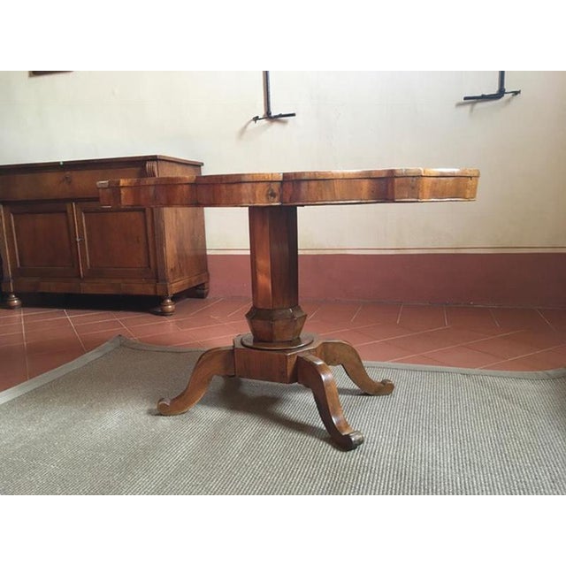 The shape of this oval center table is very beautiful; the top has a magnificent carving in walnut briar root; it has the...