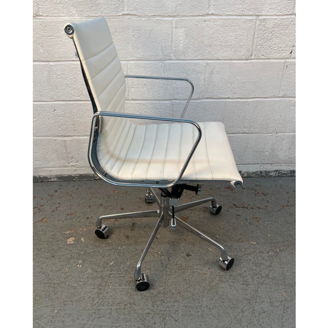 Antique White Mid-Century Herman Miller Style Rolling Office Chair, Attributed For Sale - Image 8 of 17
