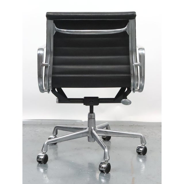 Late 20th Century Eames Style Black Leather Herman Miller Aluminum Group Chair For Sale - Image 13 of 15