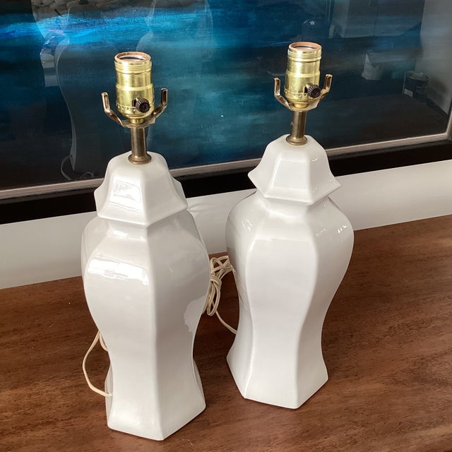 Traditional Vintage Pair of Petite Pagoda Ceramic Table Lamps For Sale - Image 3 of 4