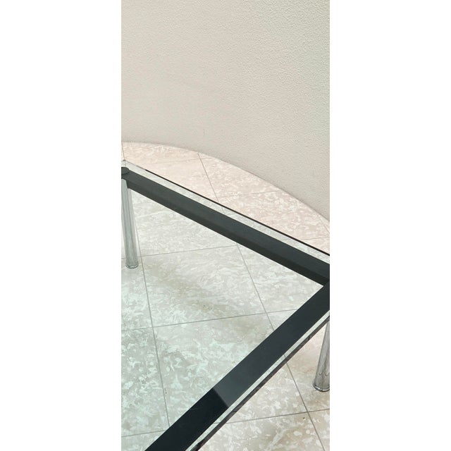 Le Corbusier, Jeanneret, Perriand Cassina Lc10 Table en Tube Basse Coffee Table Glass Top Chrome Legs Black Base Le Corbusier Pierre Jeanneret Charlotte Perriand For Sale - Image 4 of 13