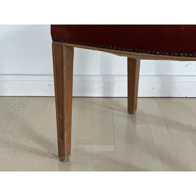 The chair is more reminiscent of the 1930s in design, but should be from the early 1950s. A massive spring core gives a...