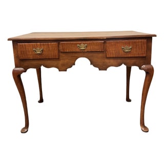 Late 18th Century American Antique Queen Anne Style Lowboy With Tiger Maple Drawers For Sale