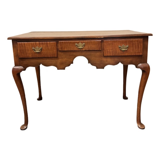 Late 18th Century American Antique Queen Anne Style Lowboy With Tiger Maple Drawers For Sale