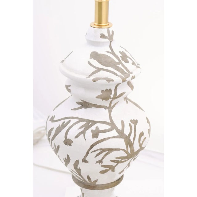 Pair of Mid 20th Century Two-Tone Crackle Ceramic Silhouette Lamps For Sale - Image 4 of 4