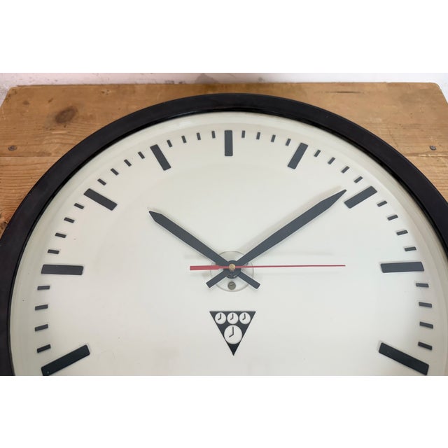 Industrial Bakelite Factory Wall Clock from Pragotron, 1970s For Sale - Image 11 of 18