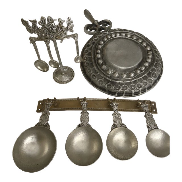 20th Century Folk Art Pewter Serving Set Measuring & Pan Signed Drumm - 10 Pieces For Sale