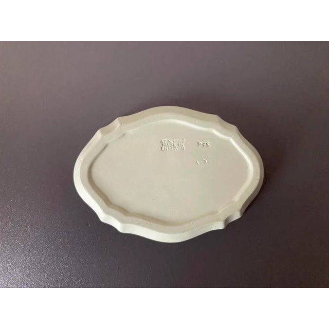 Mid 20th Century English Wedgwood Jasperware Sage Green Jewelry Dish With Neoclassical Cherub Design For Sale - Image 10 of 12