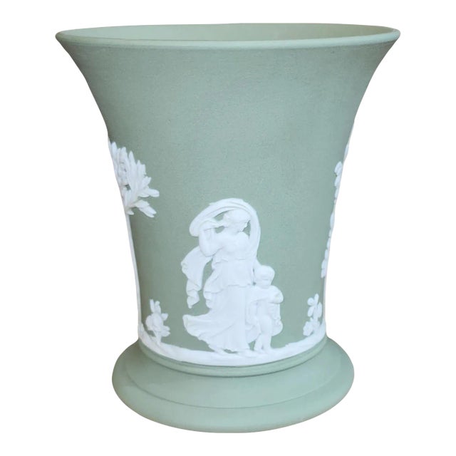 1967 Wedgwood Jasperware Urn Vase For Sale