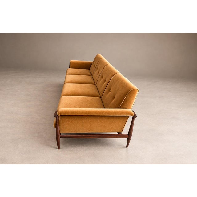 Camel “Canoa” Sofa in Brazilian Rosewood and Warm Camel Velvet, Liceu de Artes e Ofícios, Brazil, 1960s — Lot 856C For Sale - Image 8 of 18
