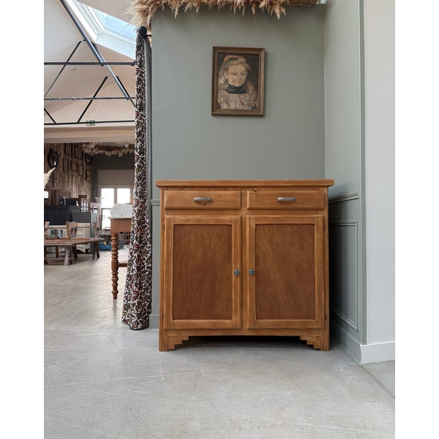 Neither too large to be imposing, nor too small to be useful, this parisian sideboard with its art deco lines fits just as...