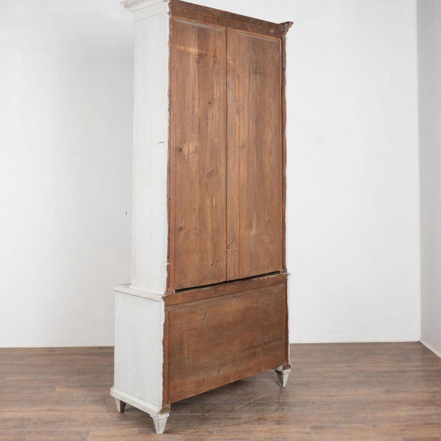 19th Century Swedish Gray Painted Pine Bookcase Display Cabinet For Sale - Image 10 of 10
